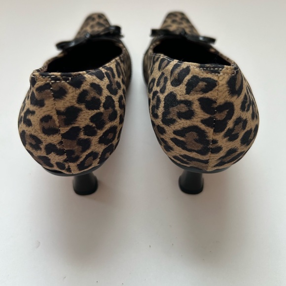 VanEli spool heel pumps in leopard print with black bow detail size 6-1/2. - Picture 6 of 9